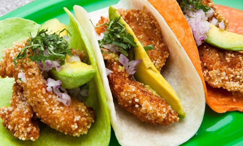 Tacos de gambas con amaranto, aguacate y cilantro