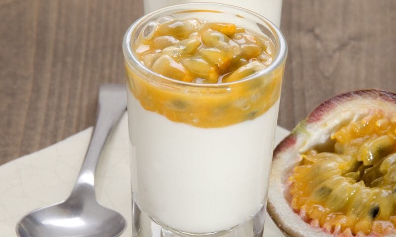 Yogur con fruta de la pasión, miel y un toque de curry