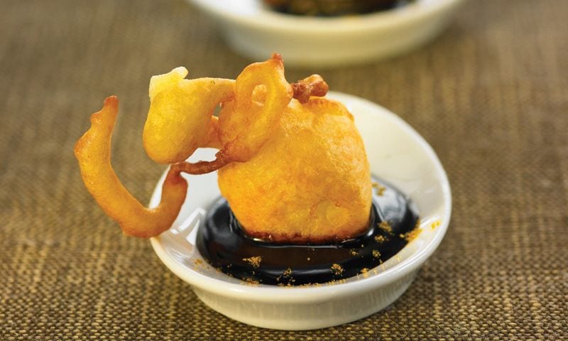 Buñuelos de manzana sobre crema de chocolate al curry