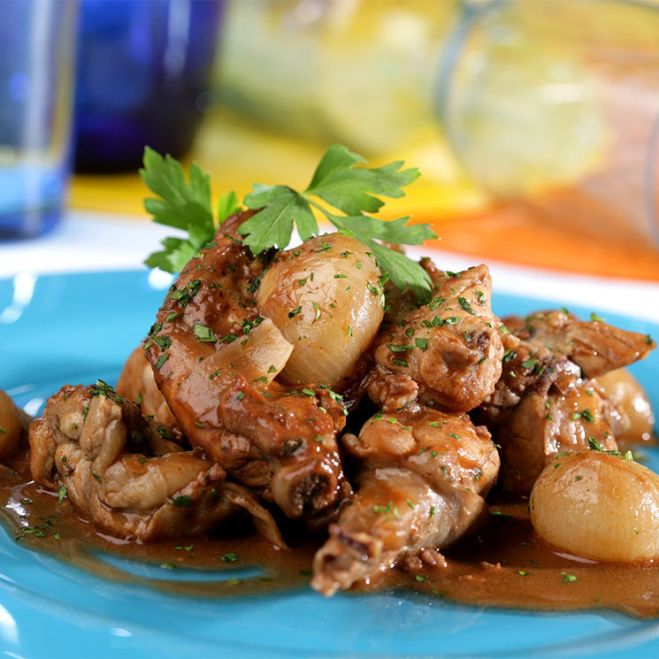 Conejo con salsa de chocolate y avellanas