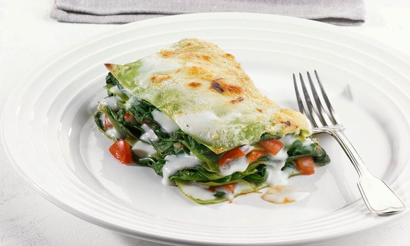Lasaña de espinacas y tomate con bechamel vegana