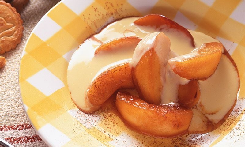 Manzana en compota con natillas al caramelo