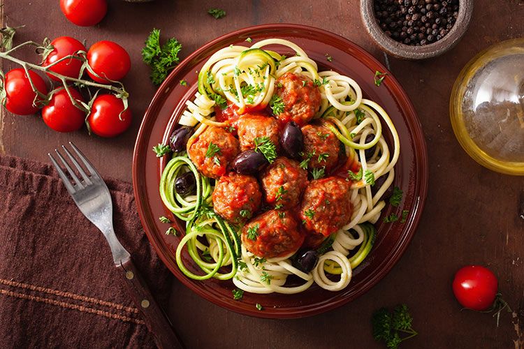 Espaguetis de calabacín con albóndigas vegetales y aceitunas Espaguetis de calabacín con albóndigas vegetales y aceitunas
