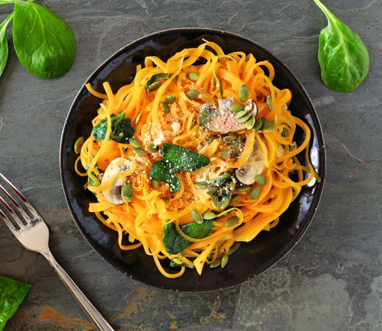 Espaguetis de calabaza con espinacas, champiñones y pipas Espaguetis de calabaza con espinacas, champiñones y pipas