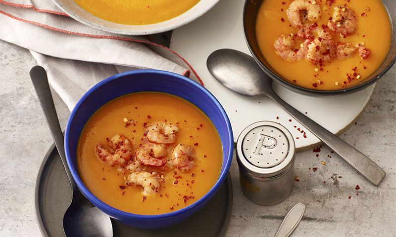 Crema de calabaza con gambas picantes