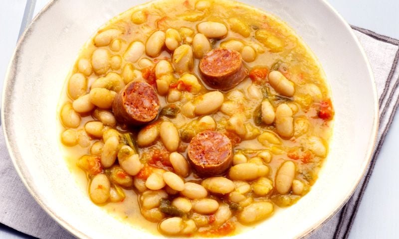 Alubias blancas con pimientos y chorizo