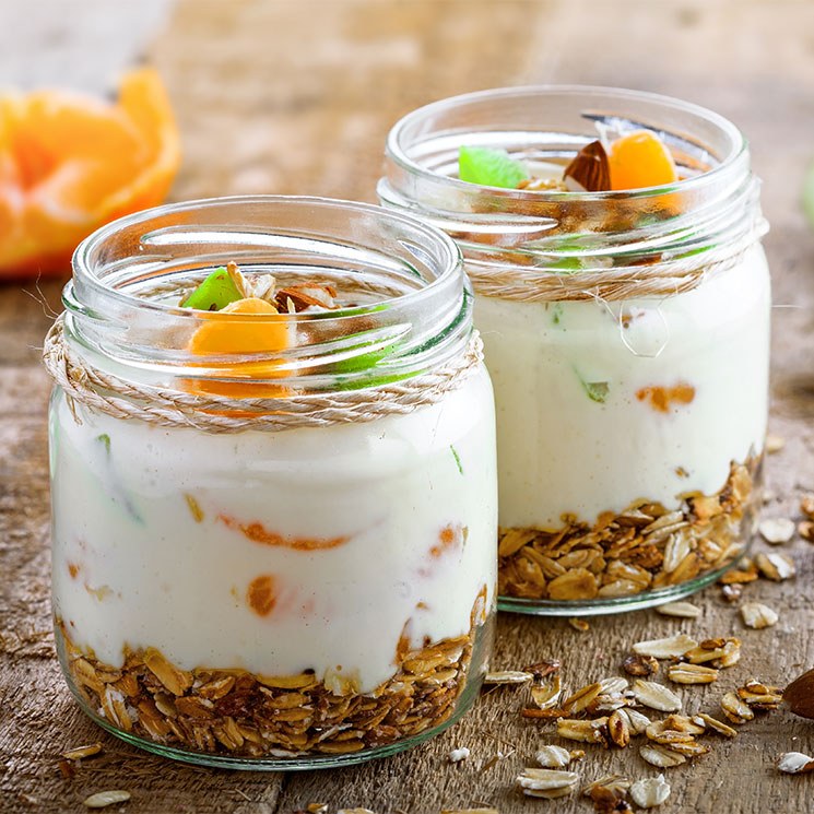 Yogur con granola, fruta y frutos secos