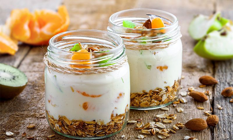 Yogur con granola, fruta y frutos secos