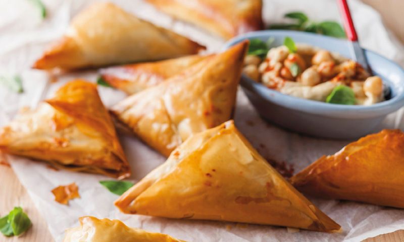 Triángulos de pasta brick rellenos de espinacas y champiñón