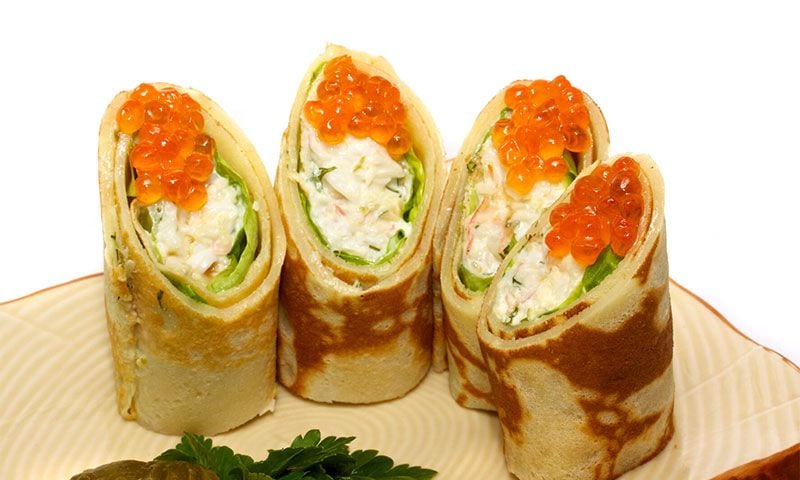 'Pancake maki-sushi' con pollo, queso crema y wasabi