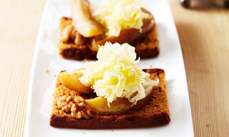 'Chutney' de pera con queso y pan de jengibre
