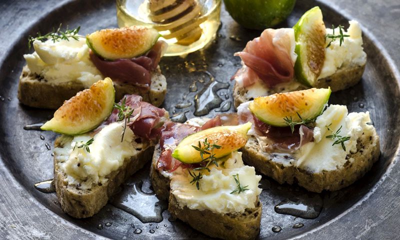 Tostas de queso de cabra con jamón, higos y miel