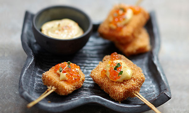 Yakitori de salmón con mahonesa japonesa