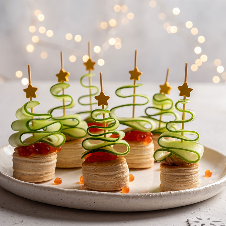 Volovanes rellenos de paté de salmón con huevas y pepino