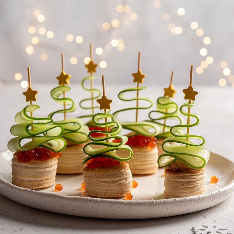Volovanes rellenos de paté de salmón con huevas y pepino Volovanes rellenos de paté de salmón con huevas y pepino