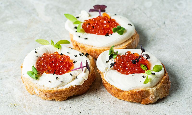 Canapés con burrata, huevas y germinados