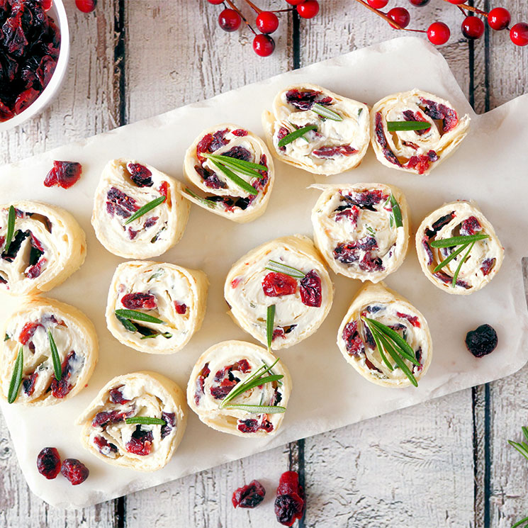 'Rolls' navideños de queso crema con arándanos y romero