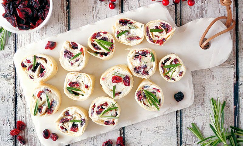 'Rolls' navideños de queso crema con arándanos y romero