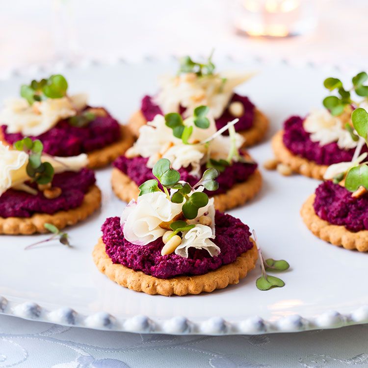 'Crackers' con pesto de remolacha, parmesano y piñones 'Crackers' con pesto de remolacha, parmesano y piñones