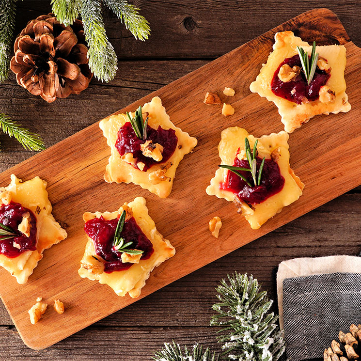 Estrellas de hojaldre con queso brie, arándanos y nueces