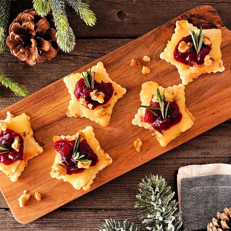 Estrellas de hojaldre con queso brie, arándanos y nueces Estrellas de hojaldre con queso brie, arándanos y nueces