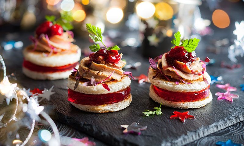 Bocadito de 'foie' con gelatina de fresa y 'chutney' de arándanos