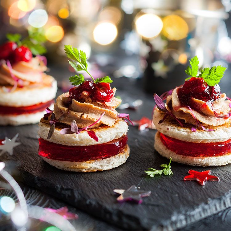 Bocadito de 'foie' con gelatina de fresa y 'chutney' de arándanos Bocadito de 'foie' con gelatina de fresa y 'chutney' de arándanos