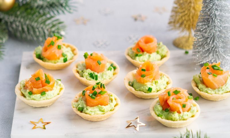 Canastillas con crema de aguacate y salmón ahumado