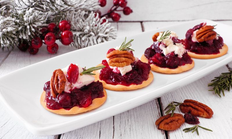 Galletas con mermelada de frutos rojos y pecanas