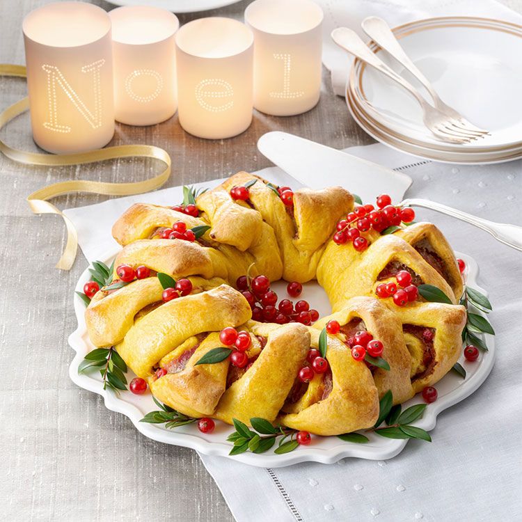 Corona de hojaldre rellena de jamón y queso con grosellas