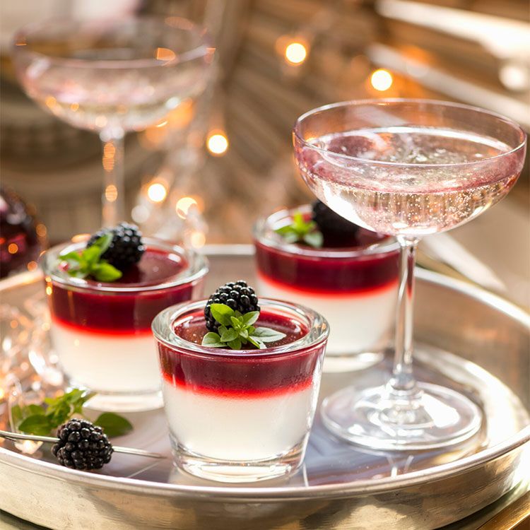 'Panacotta' con gelatina de moras y vodka 'Panacotta' con gelatina de moras y vodka