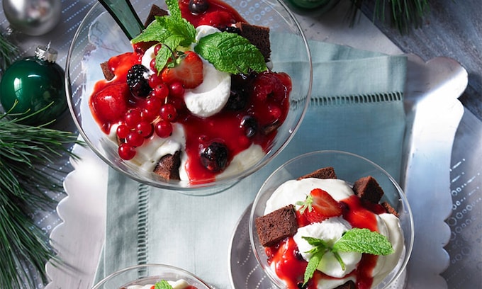 'Trifle' de chantilly con bizcocho de chocolate y frutos rojos