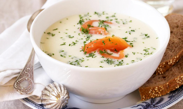 Salmón ahumado en sopa de ajo Salmón ahumado en sopa de ajo