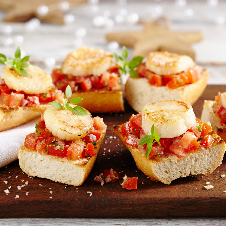 'Bruschetta' de tartar de tomate y vieiras a la plancha