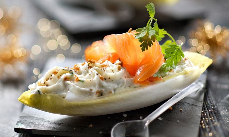 Endivias rellenas de 'ricotta' con piñones y salmón ahumado Endivias rellenas de 'ricotta' con piñones y salmón ahumado