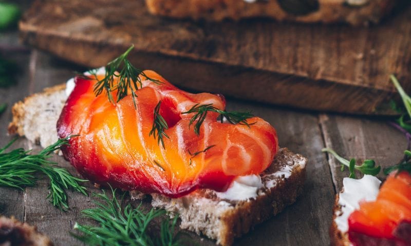 Salmón marinado con remolacha
