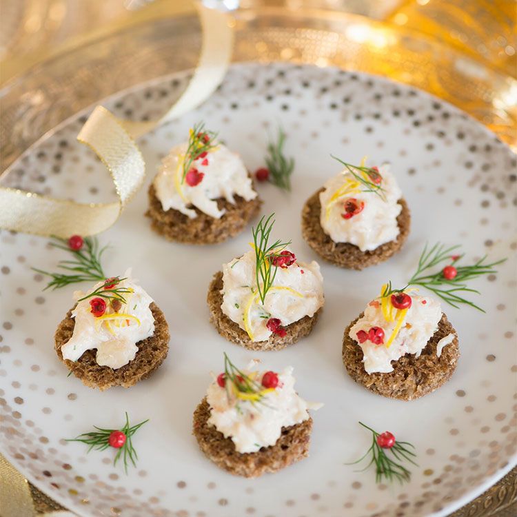 Canapé de ensaladilla de langostinos Canapé de ensaladilla de langostinos