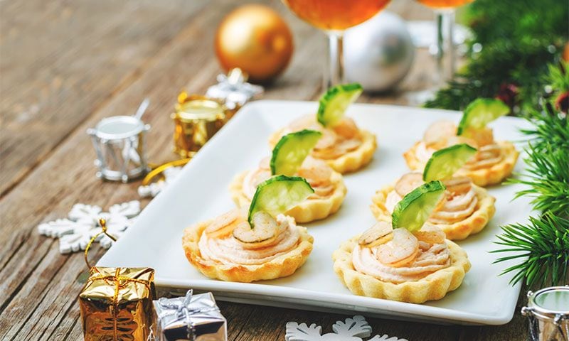 Tartaletas de 'mousse' de salmón con gambas y pepino
