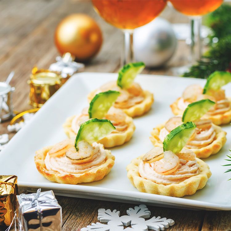 Tartaletas de 'mousse' de salmón con gambas y pepino Tartaletas de 'mousse' de salmón con gambas y pepino