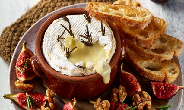 Camembert al horno con nueces e higos Camembert al horno con nueces e higos