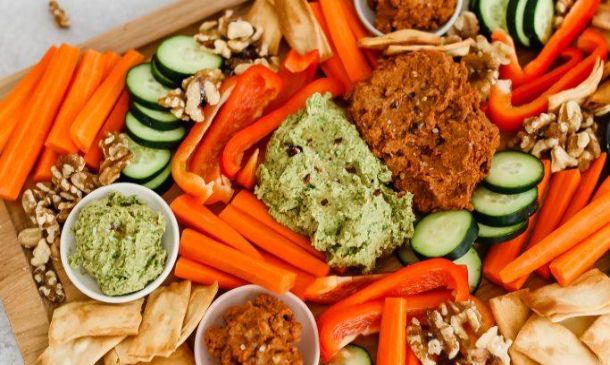 Tabla de hummus, crudités y frutos secos Tabla de hummus, crudités y frutos secos