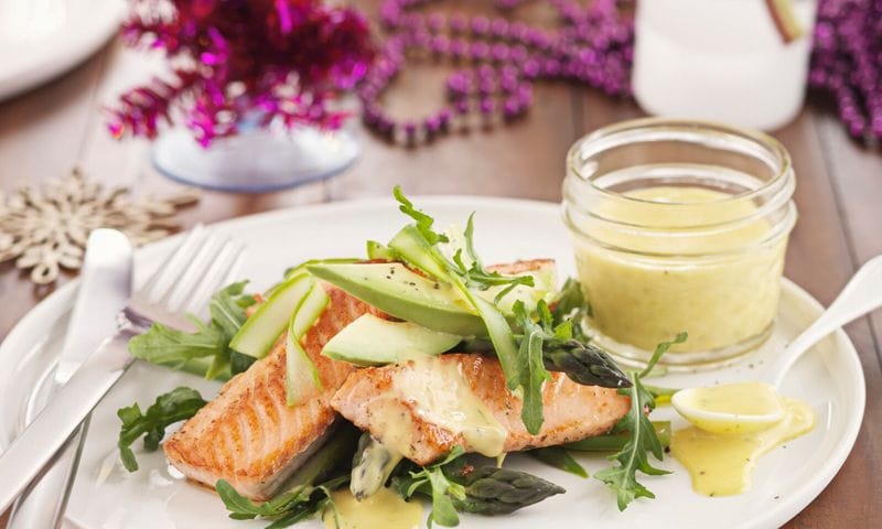 Salmón con aguacate, espárragos, rúcula y salsa de mantequilla al limón