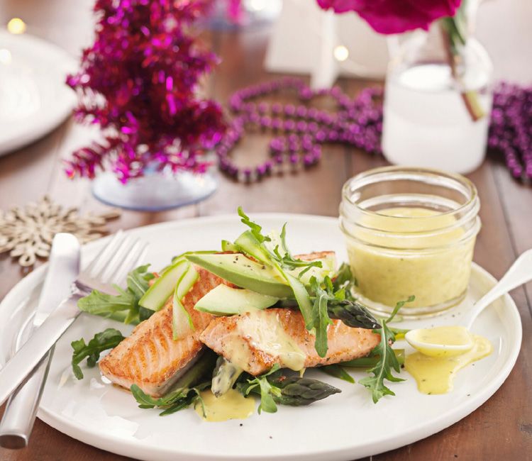 Salmón con aguacate, espárragos, rúcula y salsa de mantequilla al limón Salmón con aguacate, espárragos, rúcula y salsa de mantequilla al limón