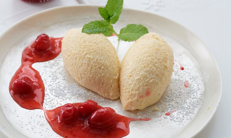 'Mousse' de chocolate blanco con 'coulís' de frutos rojos