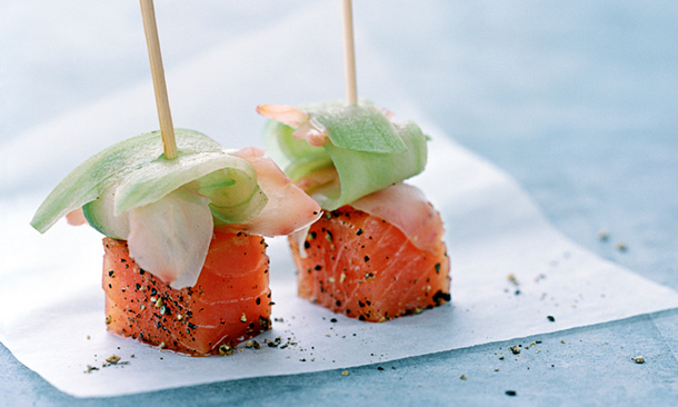 Brochetas de salmón con jengibre y pepino Brochetas de salmón con jengibre y pepino