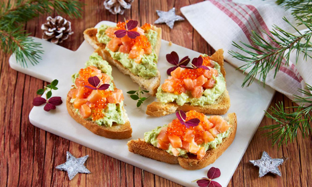 Salmón en tostas con aguacate Salmón en tostas con aguacate