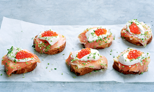 Crostini de salmón ahumado con queso curado y 'crème fraîche' Crostini de salmón ahumado con queso curado y 'crème fraîche'