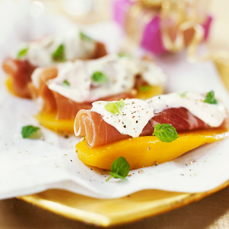 Rollitos de jamón, mozzarella y mango