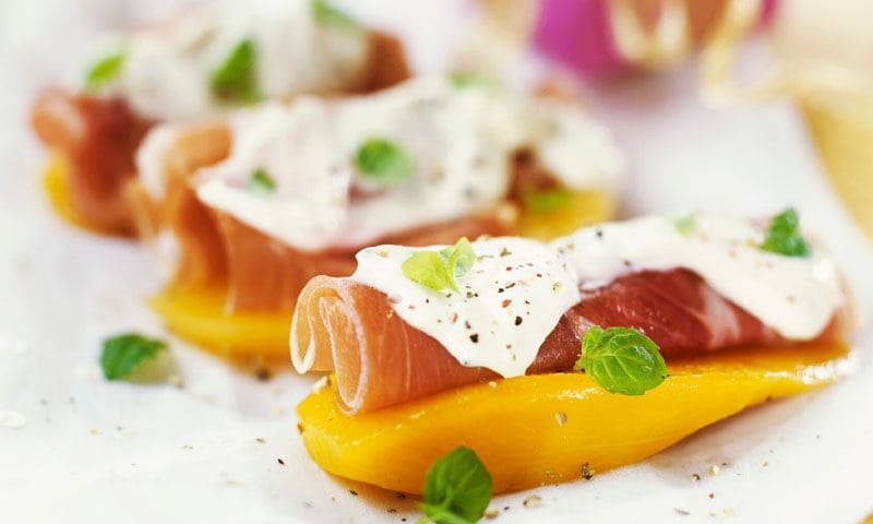 Rollitos de jamón, mozzarella y mango