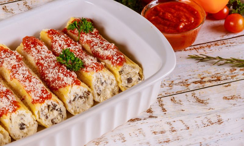 Canelones de 'ricotta', champiñones y salsa de tomate